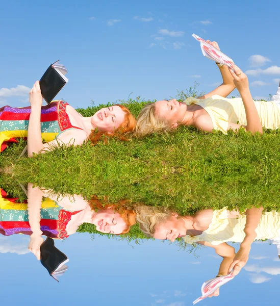Дві Красиві Дівчата Блокнотом Відкритому Повітрі Лежати Зеленій Траві — стокове фото