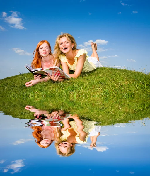 Twee Mooie Meisjes Met Laptops Buitenshuis Leg Het Groene Gras — Stockfoto