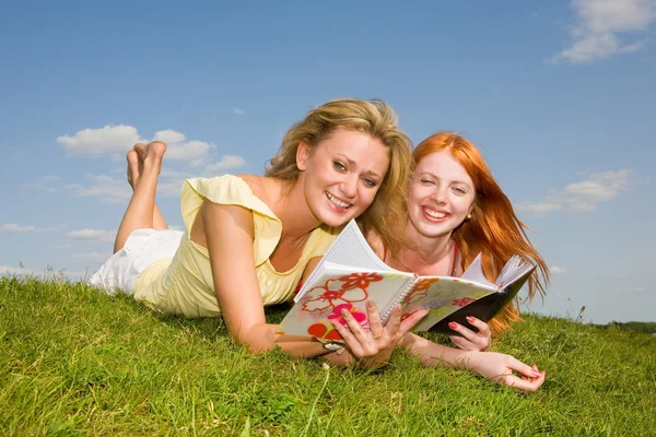 Dos Hermosas Chicas Con Cuadernos Aire Libre Acuéstese Sobre Hierba — Foto de Stock