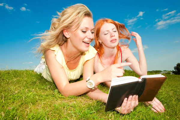 Dos Hermosas Chicas Con Cuadernos Aire Libre Acuéstese Sobre Hierba —  Fotos de Stock