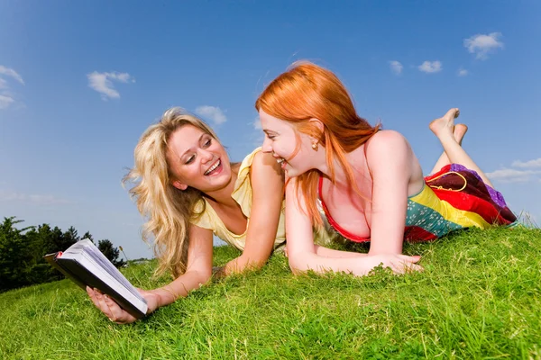 Dvě Krásné Dívky Notebook Venku Zelené Trávy — Stock fotografie