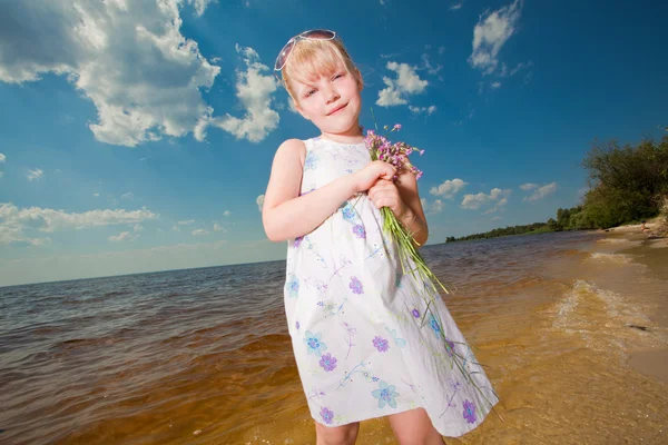 Niedliche Mädchen Spielen Den Wellen Auf See — Stockfoto