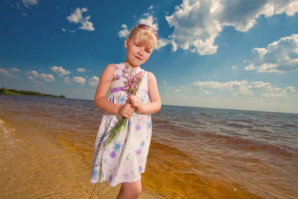 可爱的女孩玩海上波浪中 — 图库照片