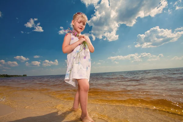 Schattige Meisjes Spelen Golven Zee — Stockfoto