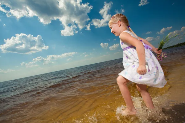 Söta tjejer spela i vågorna på havet — Stockfoto