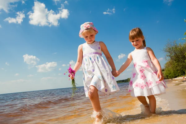 Roztomilé Dívky Hrát Vlnách Moři — Stock fotografie