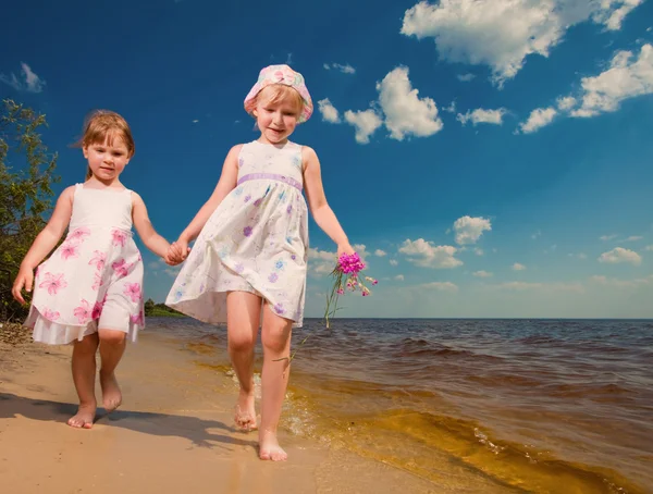 Två Söta Systrar Spela Vågor Havet — Stockfoto
