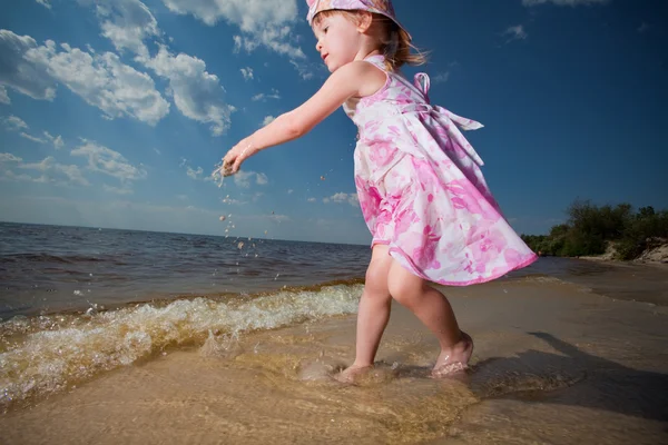 Słodkie Dziewczyny Zagraj Fale Morzu — Zdjęcie stockowe
