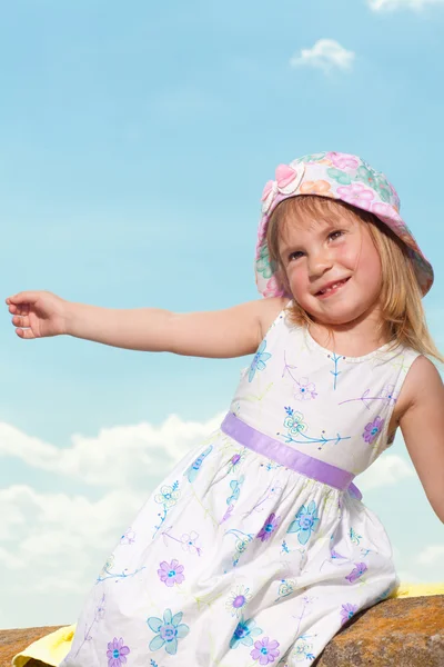 Retrato de menina sorridente no céu azul — Fotografia de Stock
