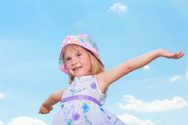 Portret Uśmiechnięte Dziewczyny Błękitne Niebo — Zdjęcie stockowe