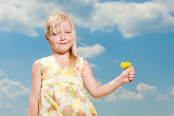 Retrato de menina sorridente no céu azul — Fotografia de Stock