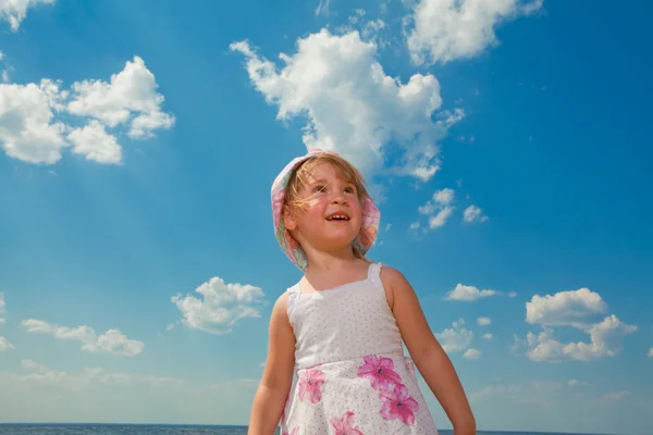 Симпатичная девушка веселится под голубым небом — стоковое фото