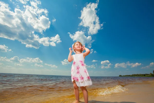 Όμορφο Κορίτσι Διασκεδάζοντας Μπλε Ουρανό — Φωτογραφία Αρχείου