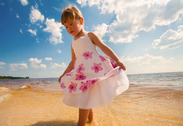 Roztomilé dívky hrát ve vlnách na moři — Stock fotografie
