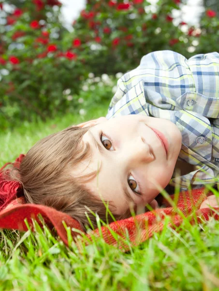 Lycklig pojke fältet — Stockfoto