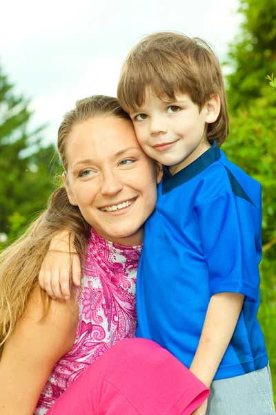 Matka a syn baví — Stock fotografie