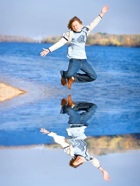 Ευτυχισμένη Jumping Αγόρι Στην Παραλία — Φωτογραφία Αρχείου