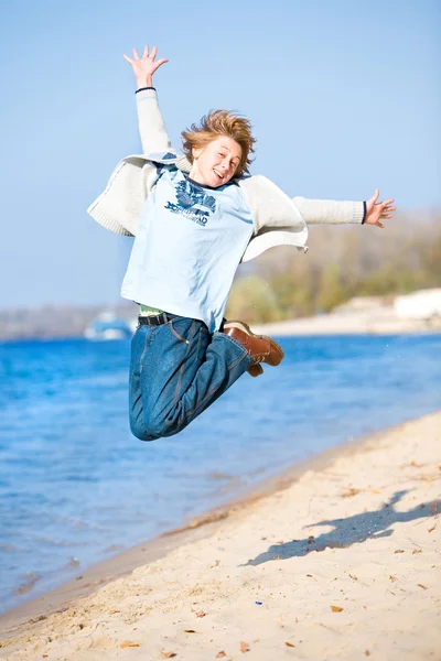 快乐的跳跃孩子在海滩上 — 图库照片