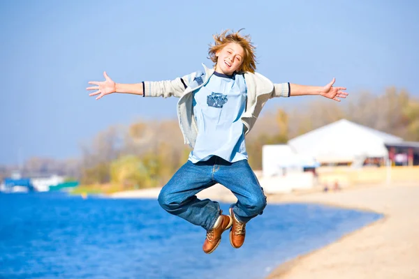 Ευτυχισμένη jumping αγόρι στην παραλία — Φωτογραφία Αρχείου