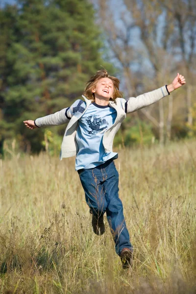 Boldog futó fiú — Stock Fotó