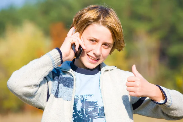 Junge Telefoniert Und Zeigt Dass Alles Ordnung Ist — Stockfoto