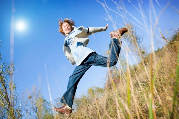 幸せジャンプ少年 — ストック写真