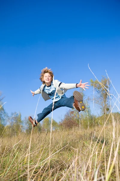 Boldog Jumping Fiú — Stock Fotó