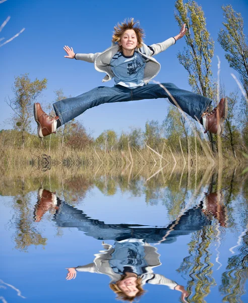 Feliz chico saltando —  Fotos de Stock