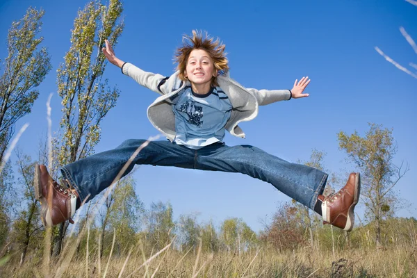 Rapaz saltador feliz — Fotografia de Stock