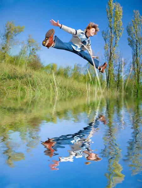 Gelukkig springen jongen — Stockfoto