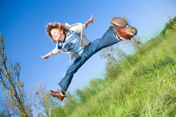 Glücklicher Springender Junge — Stockfoto