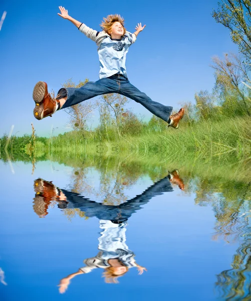 Feliz chico saltando — Foto de Stock