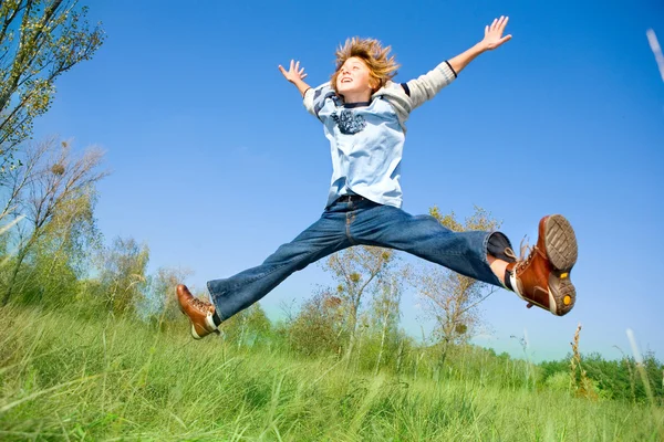 Rapaz Saltador Feliz — Fotografia de Stock
