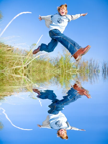 Gelukkig springen jongen — Stockfoto