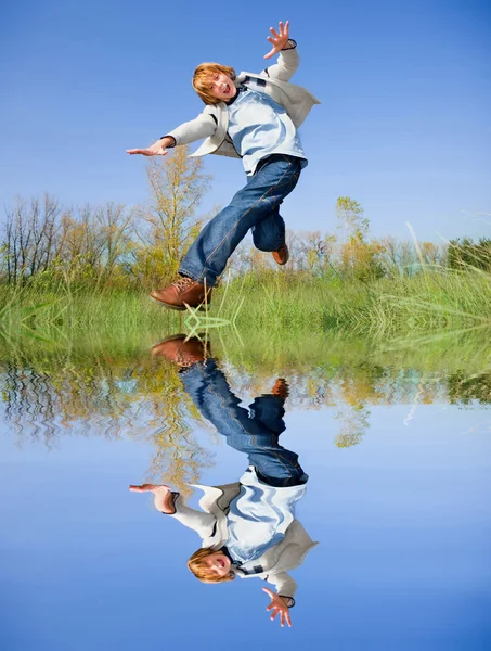 Glücklicher springender Junge — Stockfoto