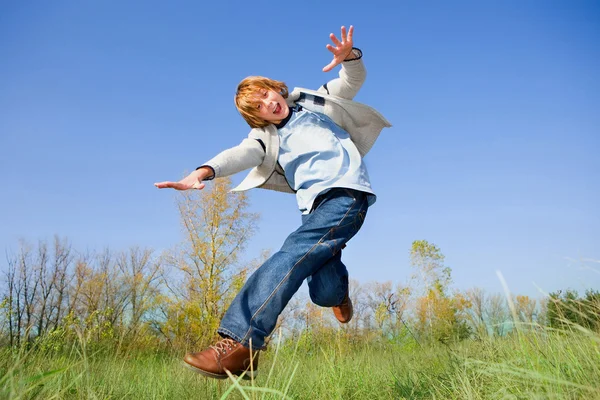 Ευτυχισμένη Jumping Αγόρι — Φωτογραφία Αρχείου