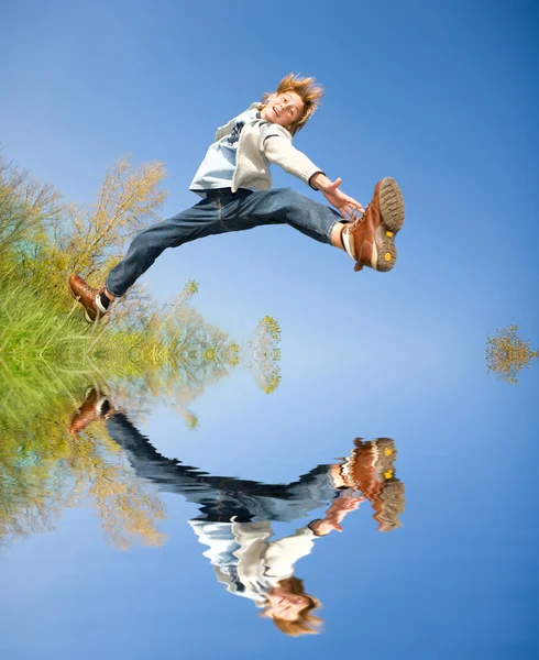 Rapaz saltador feliz — Fotografia de Stock