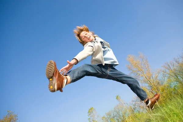 Joyeux garçon sautant — Photo