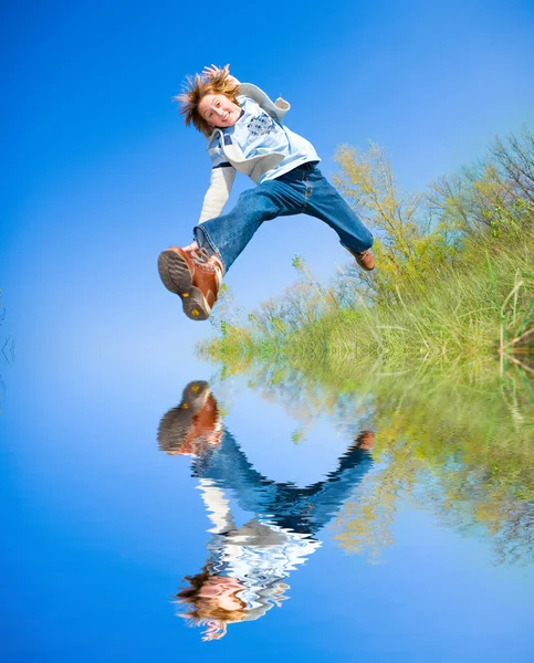 Ευτυχισμένη Jumping Αγόρι — Φωτογραφία Αρχείου