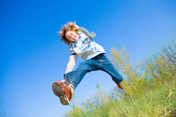Ευτυχισμένη jumping αγόρι — Φωτογραφία Αρχείου