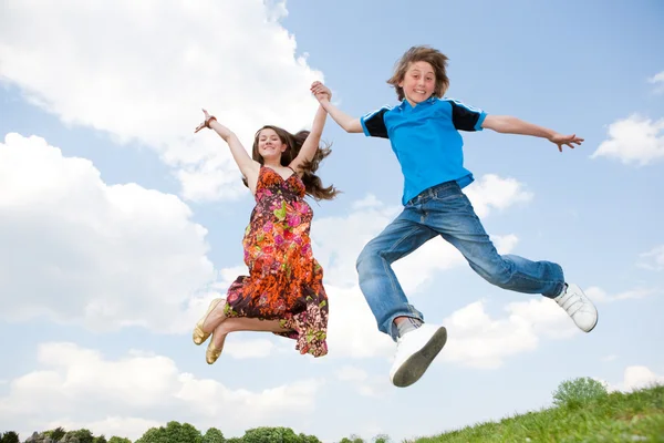 Mädchen Und Junge Springen — Stockfoto