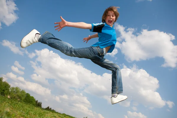 Šťastný Chlapec Běží Proti Krásné Nebe — Stock fotografie