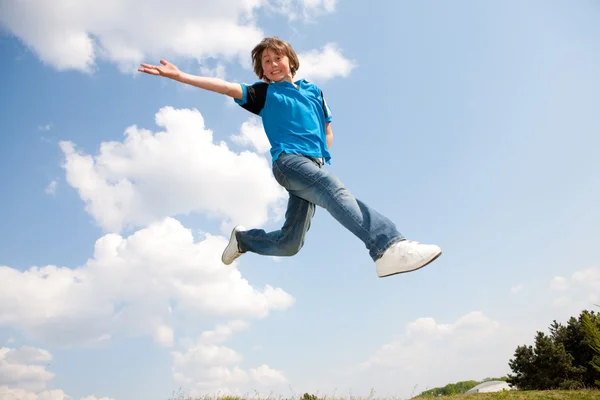 Atlama ve mutlu bir çocuk. yumuşak odak. gözlere odaklanın — Stok fotoğraf