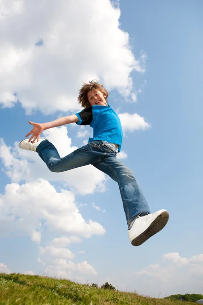 Glücklicher springender Junge. Weichzeichner. Augen im Fokus — Stockfoto