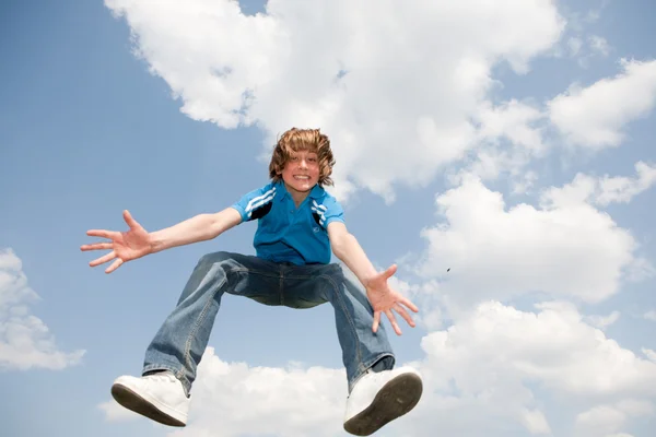 Ευτυχισμένη Jumping Αγόρι Μαλακή Εστίαση Επικεντρωθείτε Στα Μάτια — Φωτογραφία Αρχείου