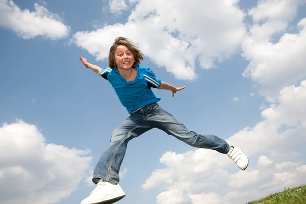 Boldog jumping fiú. lágy fókusz. a hangsúly a szem — Stock Fotó
