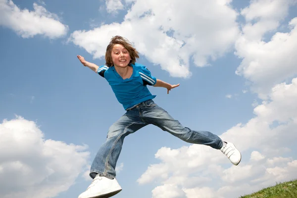 幸せジャンプ少年。ソフト フォーカス。目に焦点を当てる — ストック写真