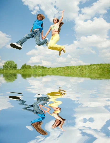 Miúda Rapaz Saltar Reflexo Água — Fotografia de Stock