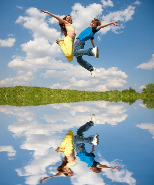 少女と少年ジャンプ — ストック写真