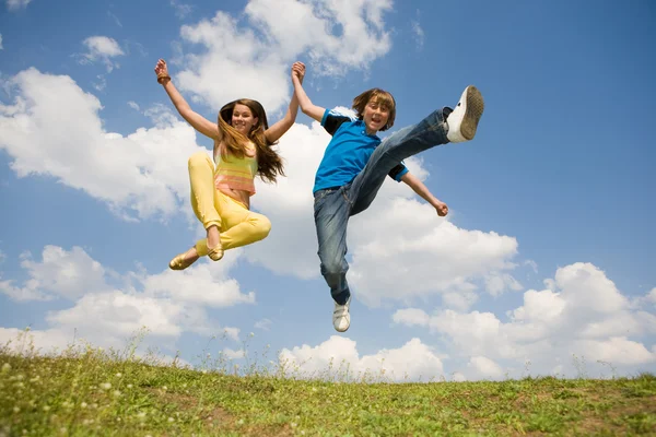 少女と少年ジャンプします ソフト フォーカス 目に焦点を当てる — ストック写真